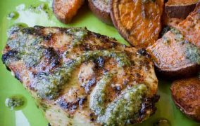 صدور الدجاج المشوي بصوص البيستو