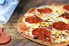 بيتزا البيبروني بدون عجين