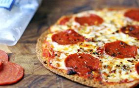 بيتزا البيبروني بدون عجين