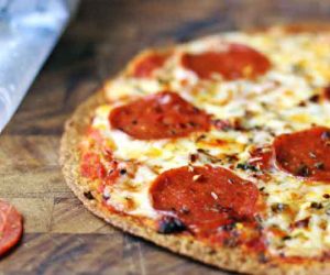 بيتزا البيبروني بدون عجين