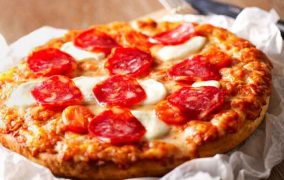 طريقة عمل بيتزا بالطماطم والموزاريلا للسحور في رمضان