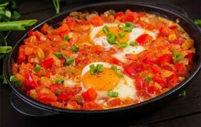 بيض بالطماطم