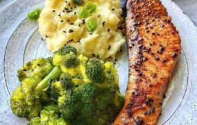 سمك السلمون المقرمش مع البطاطس المهروسة