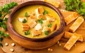 شوربة العدس بالخبز المحمص