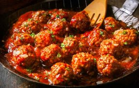 كفته بصوص الطماطم والكاري