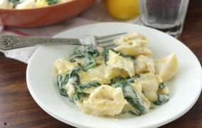 باستا تورتيليني بالدجاج والسبانخ والكريمة