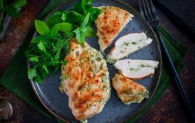 دجاج محشي بالسبانخ والجبنة