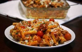 مكرونة بالجبن والدجاج والطماطم المشوية