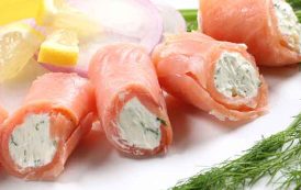 لفائف السلمون المدخن بالجبنة