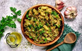 سلطة الباذنجان المشوي بالثوم والليمون