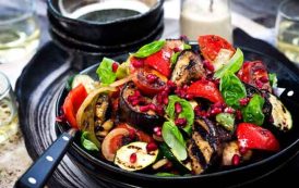 سلطة الباذنجان المشوي بالخضار