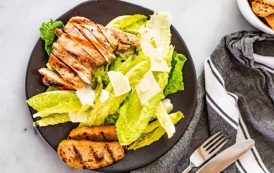 سلطة سيزر بالدجاج المشوي للرجيم