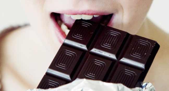 دراسة بريطانية تخلص الى “صلة” محتملة بين استهلاك الشوكولا وتحسين صحة القلب