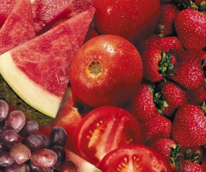الفواكه والخضروات الحمراء تقي من السرطان