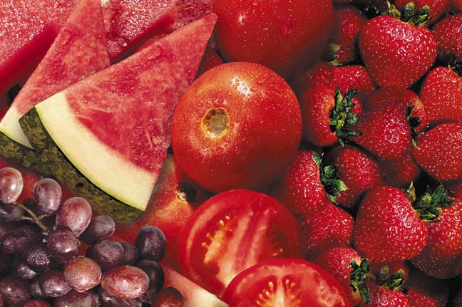 الفواكه والخضروات الحمراء تقي من السرطان