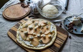 بيتزا بجبنة الريكوتا والاجاص