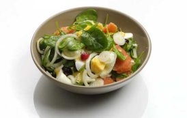 سلطة السلمون والبيض المسلوق بالخضروات