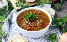 شوربة العدس اليونانية