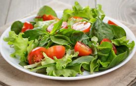 سلطة الخس والجرجير والسبانخ