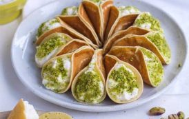 قطايف بالقشطة والفستق الحلبي