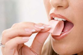 اللبان “العلكة” مفيد في تنظيف الأسنان كالفرشاة