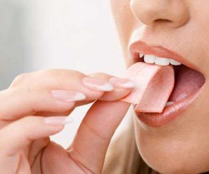 اللبان “العلكة” مفيد في تنظيف الأسنان كالفرشاة