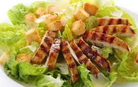 سلطة سيزر صحية بأقل مكونات وألذ طعم