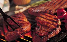 فيليه اللحم المشوي على الفحم بالشمندر والريحان