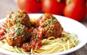 السباغيتي بكرات اللحم وصلصة الطماطم