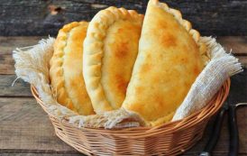 المطويه أو بيتزا الكلزوني المطويه بالجبن السائح