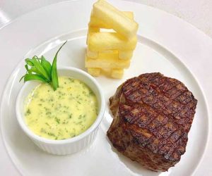 ستيك اللحم بصلصة البارينيس أو البارنيز Bearnaise sauce