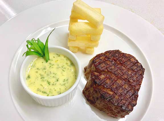 ستيك اللحم بصلصة البارينيس أو البارنيز Bearnaise sauce