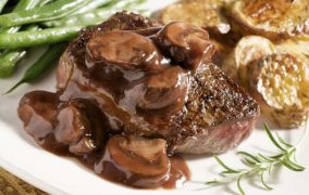 ستيك اللحم مع صوص المشروم والكريمة