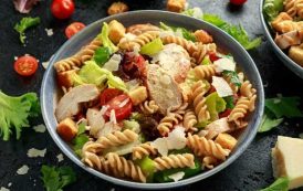 سلطة سيزر بالدجاج والباستا