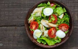 سلطة سيزر بالدجاج والبيض