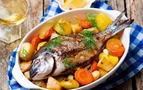 سمك مشوي بالخضار