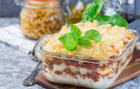 مكرونة بصوص الطماطم والبشاميل