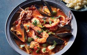 يخنة المأكولات البحرية مع الكسكس