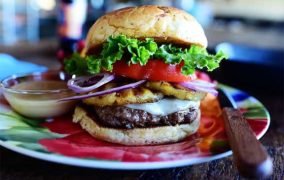 البرجر بالأناناس المشوي