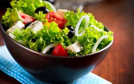 سلطة الخس بالجبن والجوز