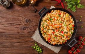 أرز بمكعبات الدجاج والخضار