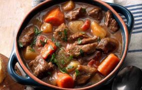 إيدام لحم بالخضار في قدر الضغط