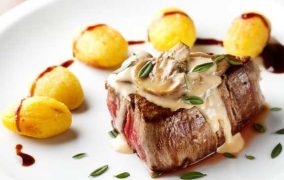 ستيك مشوي مع الصوص