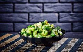 سلطة الخيار بصوص البيستو