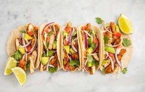 لفائف التاكو الأبيض المكسيكية بالدجاج