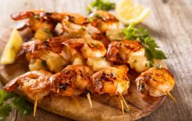 أسياخ الروبيان والكالاماري بالصوص الحامضة