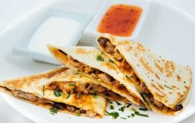 خبز التورتيلا بالدجاج والجبن