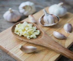 مكافحة آلام المفاصل بالثوم