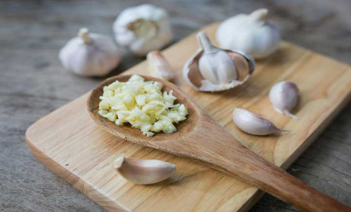 مكافحة آلام المفاصل بالثوم