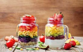 سلطة فواكه في إناء